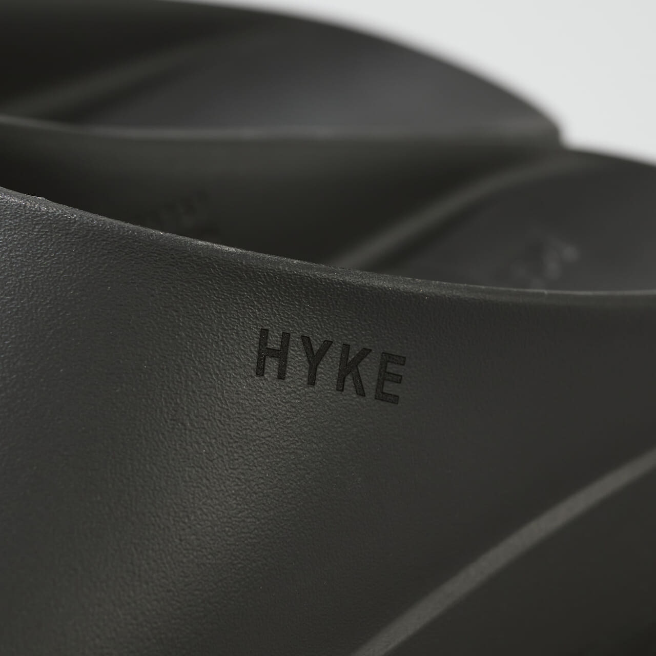 エディターが買ってよかったPPACO × HYKEの愛用サンダル LUX-2 HYKE Edition PPACO × HYKE のHYKEロゴ寄り