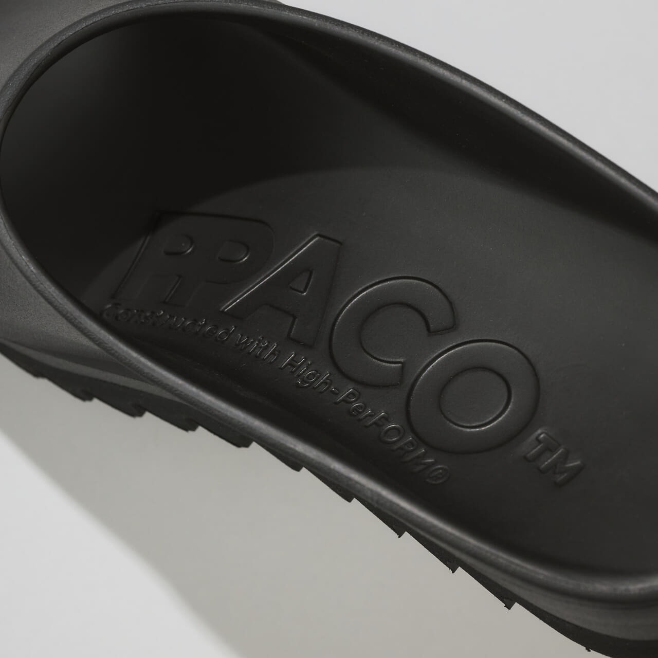 エディターが買ってよかったPPACO × HYKEの愛用サンダル LUX-2 HYKE Edition PPACO × HYKE PPACOのロゴ寄り