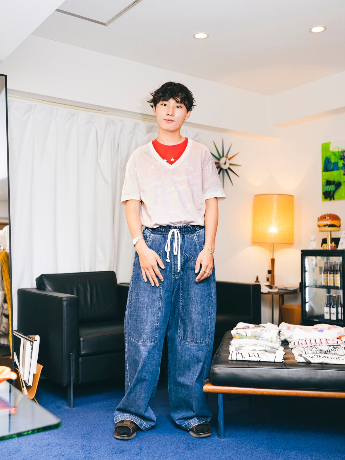 2000’s アクネ ストゥディオズのVネックTシャツ¥12,000・90’s グラフィックTシャツ¥8,800・2010’s サンネイのジーンズ¥18,000・2000's プラダのサンダル¥16,000
