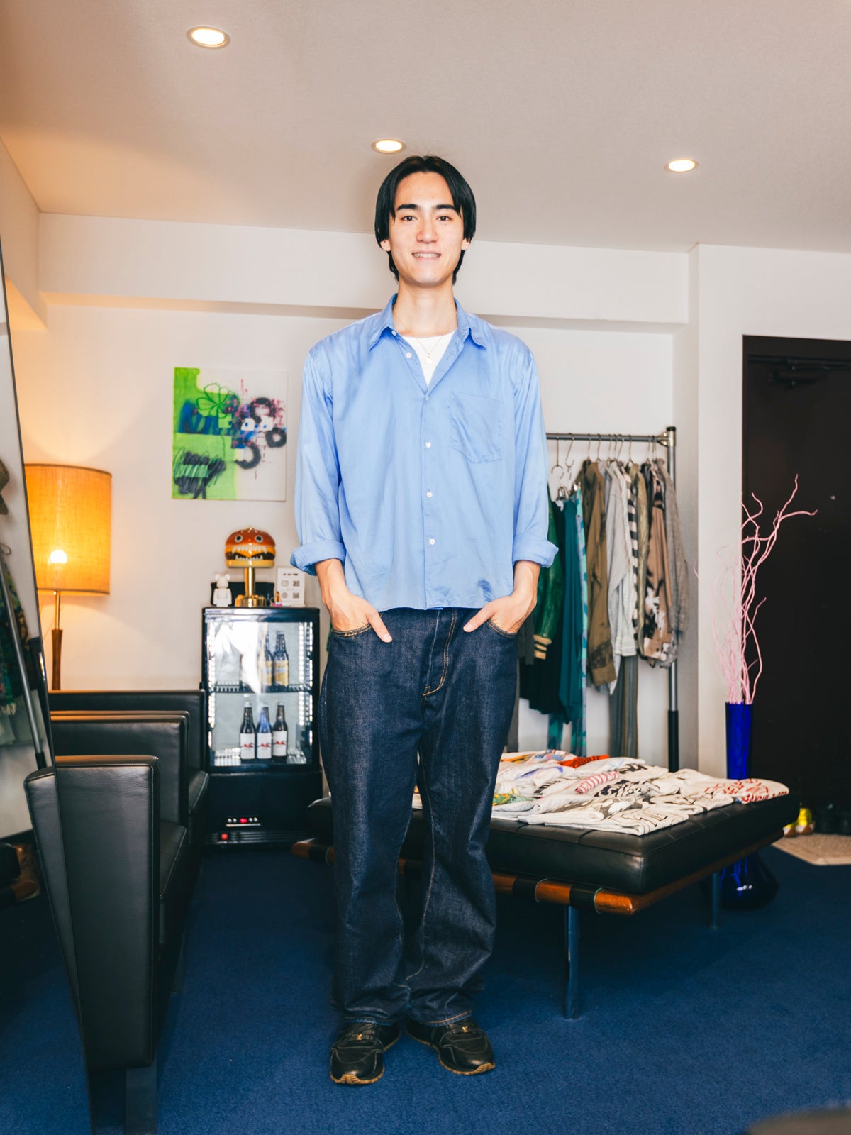 シャツにジーンズという王道コーディネートをモダンに昇華する、ディレクターの加藤良威さん。中目黒の古着店、ディゾナンスのオリジナルブランド・ニュートラルのシャツにユニオンのデニム、足元はルイ・ヴィトン×シュプリームのスニーカーをコーディネート。「ストリートがルーツ」というスタイルが随所にうかがえる。