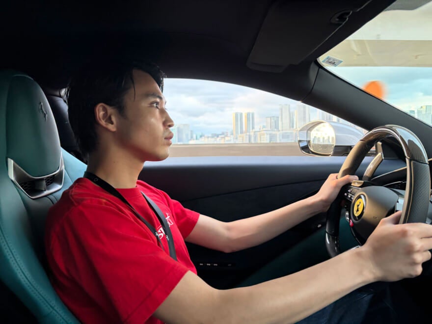 Ferrari Amalfiに試乗する中田圭祐
