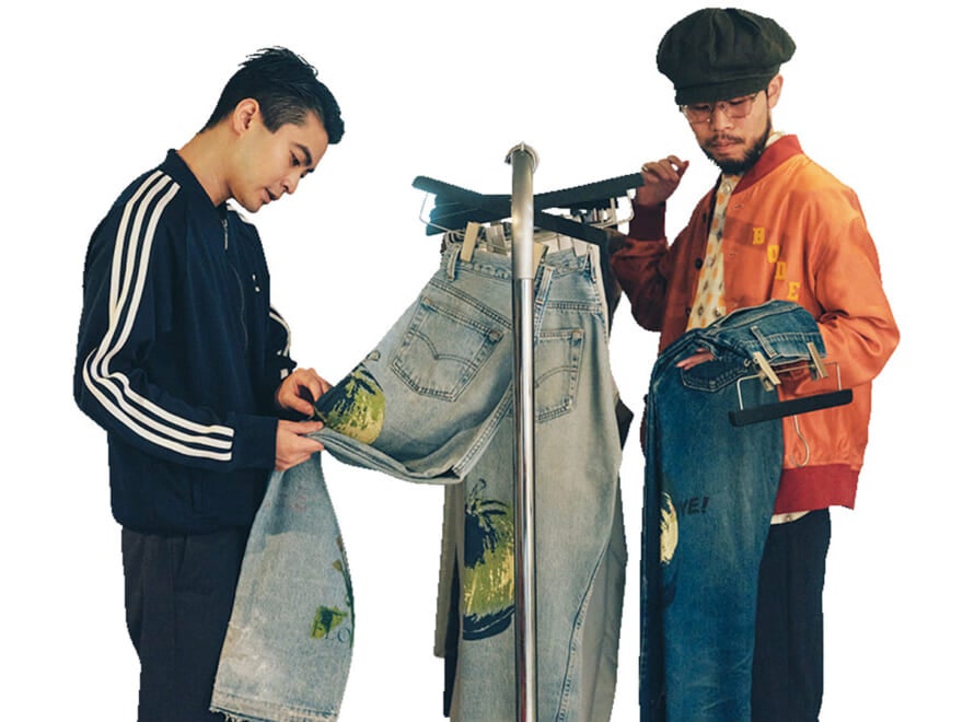 MARKETで服を見るお客さん
