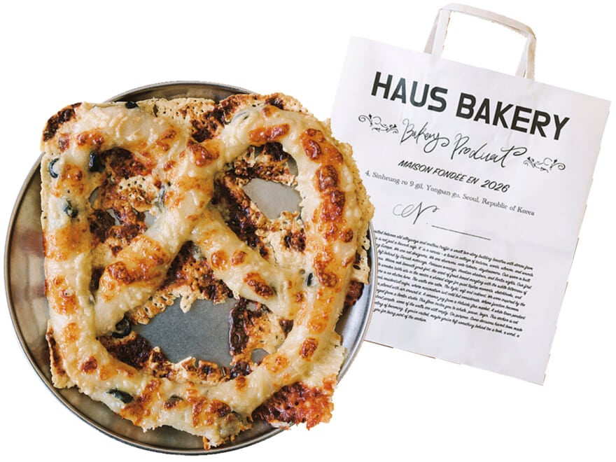 HAUS BAKERY SERVICEのパンと紙袋