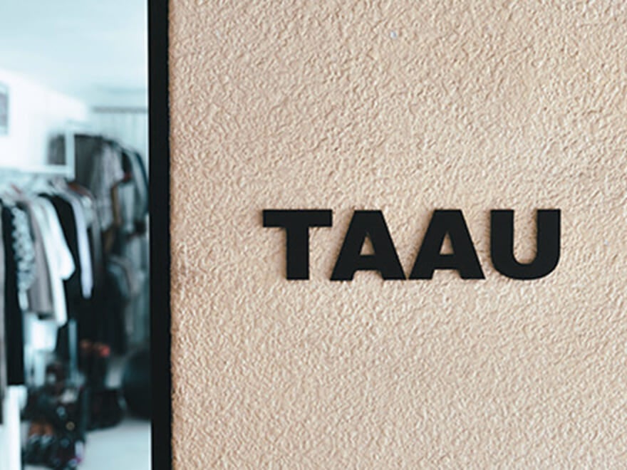 「TAAU」看板