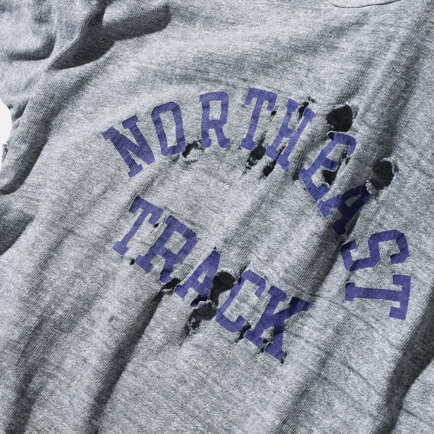 80年代のチャンピオンのカレッジTシャツのダメージ部分