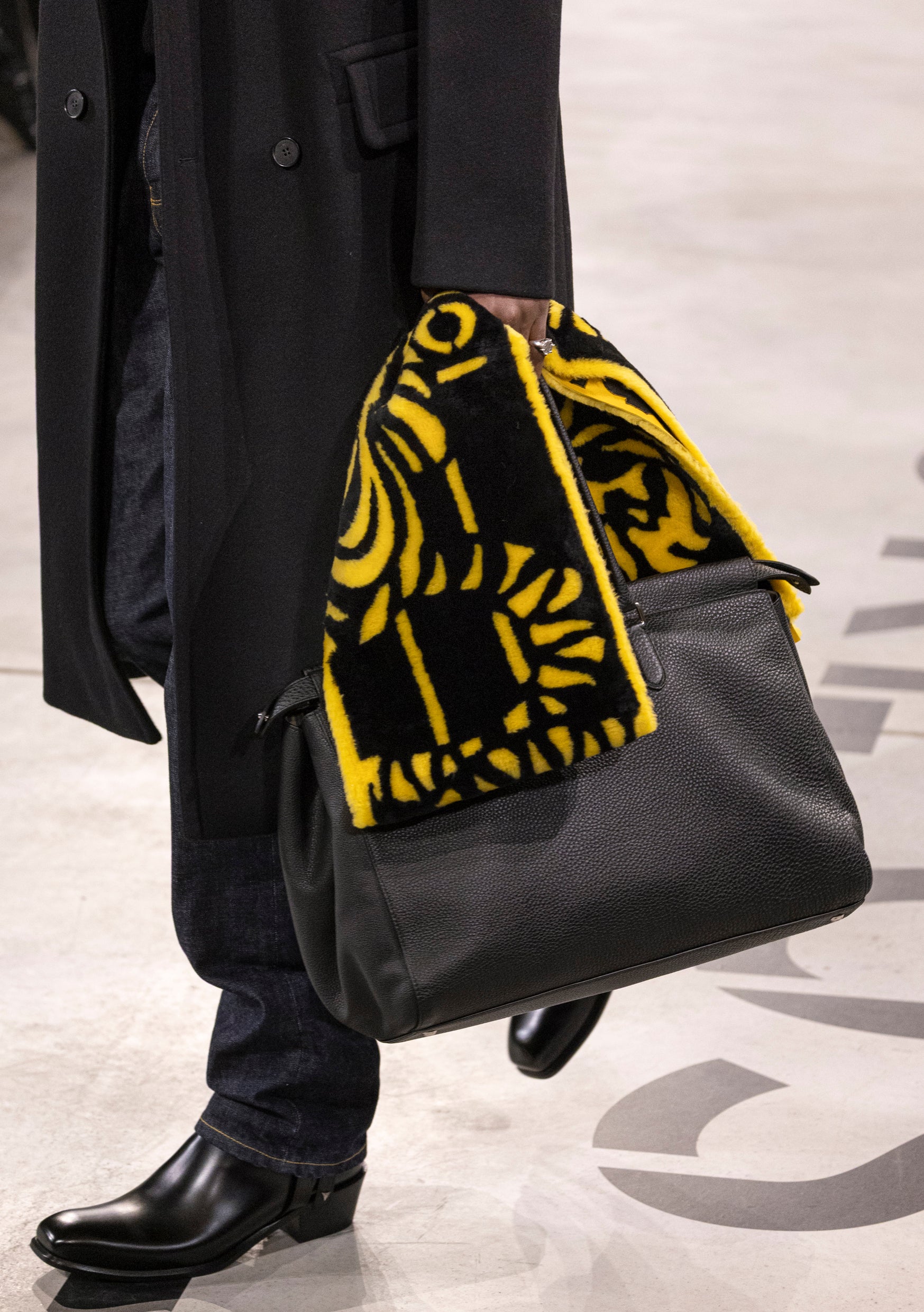 「フェンディ（FENDI）」 Peekaboo Tote ラージ　着画寄り