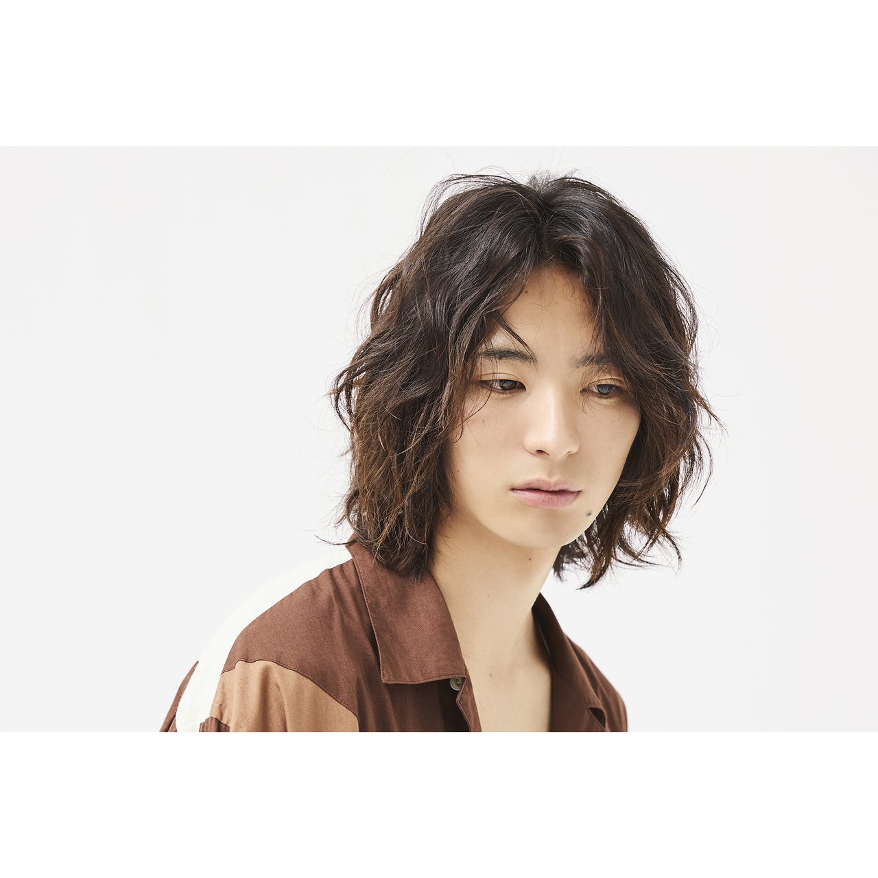 狙う質感は“ニュートラル”。パーマと好相性なミディアムレイヤー【東京最旬ヘアカタログ】