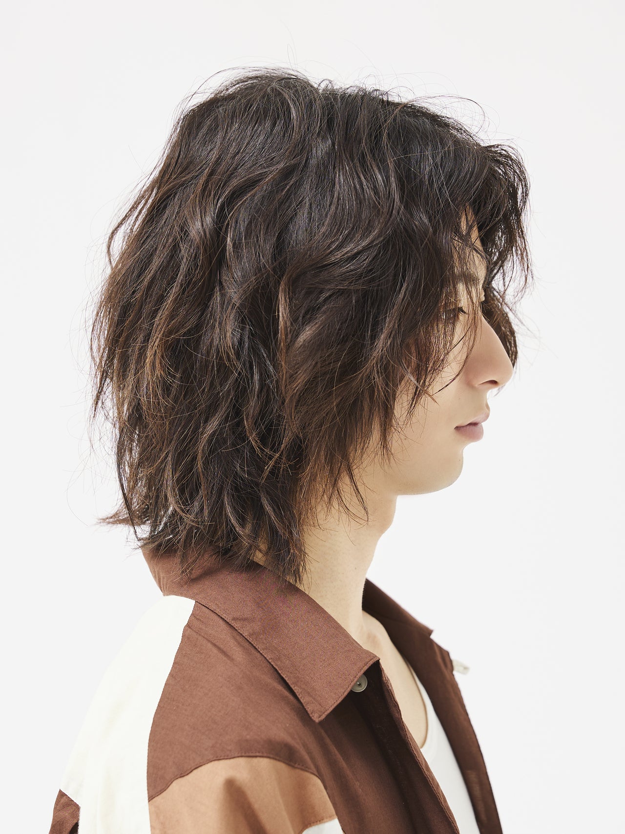 狙う質感は“ニュートラル”。パーマと好相性なミディアムレイヤー【東京最旬ヘアカタログ】