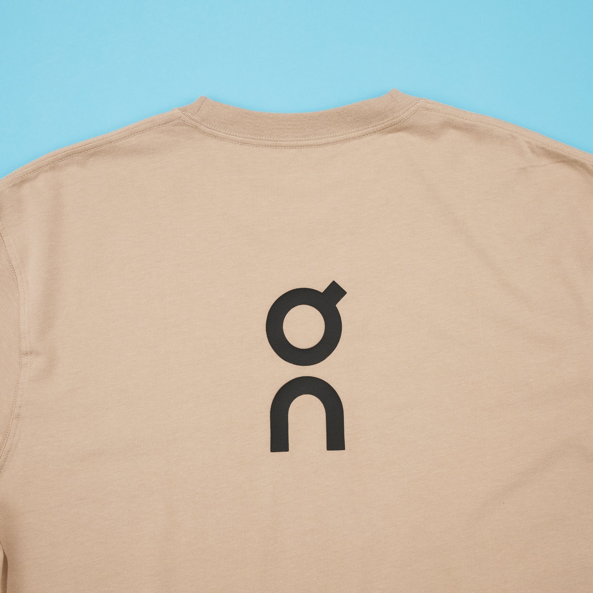 On(オン)の愛用Tシャツ Club-T DESERT バックロゴ