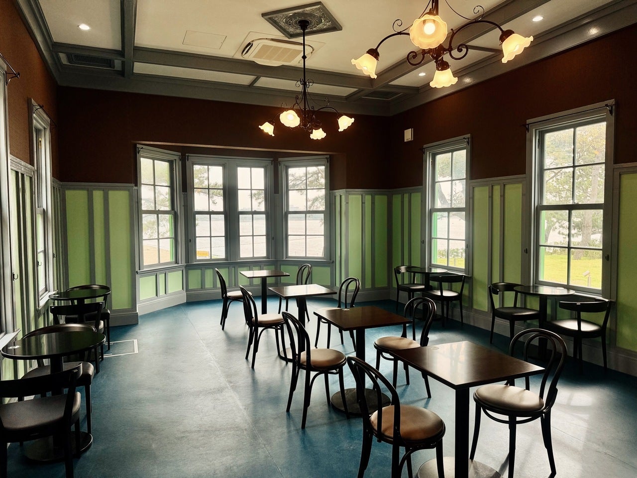 スターバックス コーヒー 横浜海の公園店内観1
