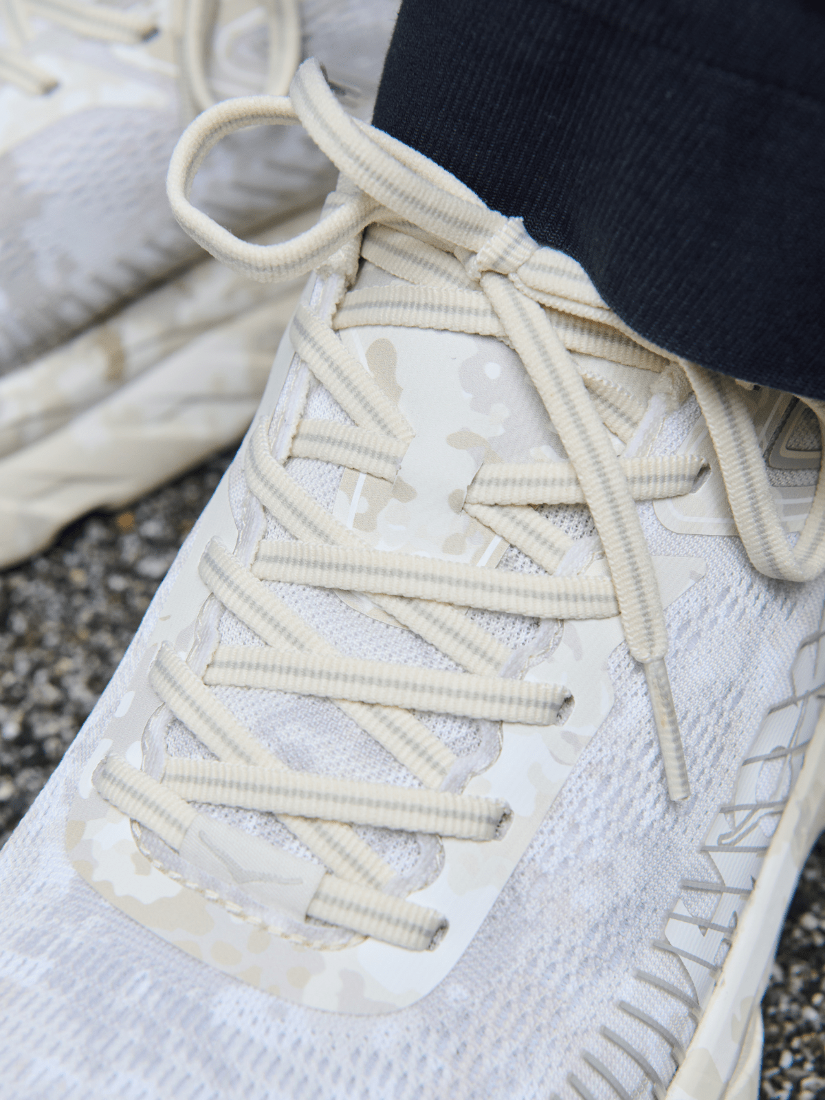 HOKA &times; BEAMS「Bondi 7」のシューレース
