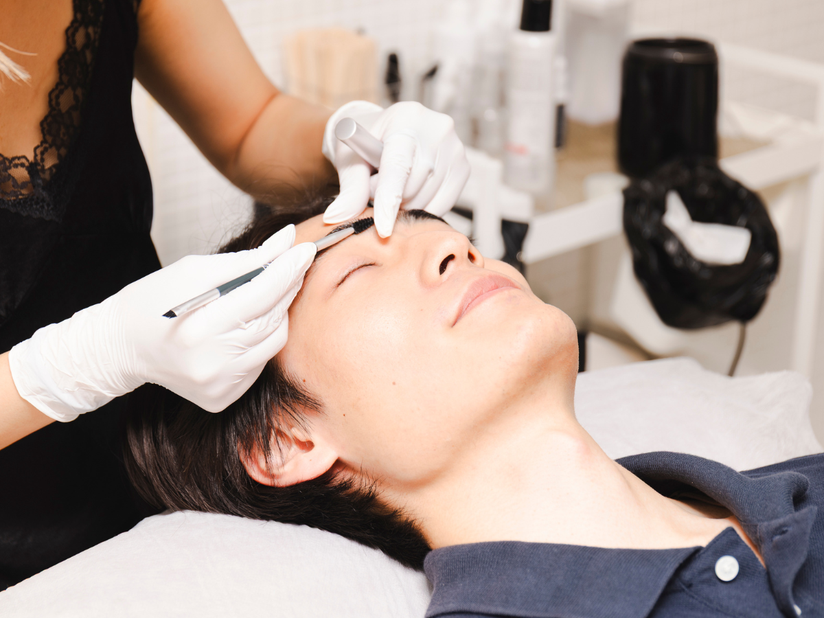 新宿の眉毛サロン「WAXYYY.TOKYO HBL」での施術の様子