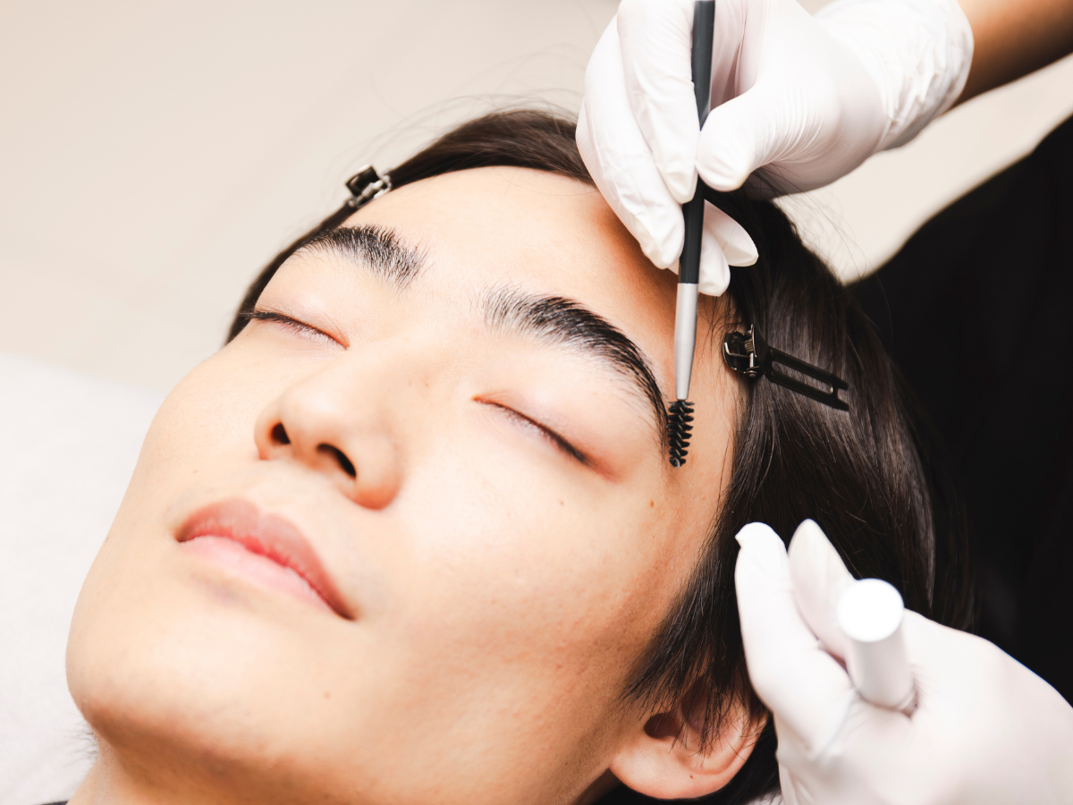 新宿の眉毛サロン「WAXYYY.TOKYO HBL」での施術の様子