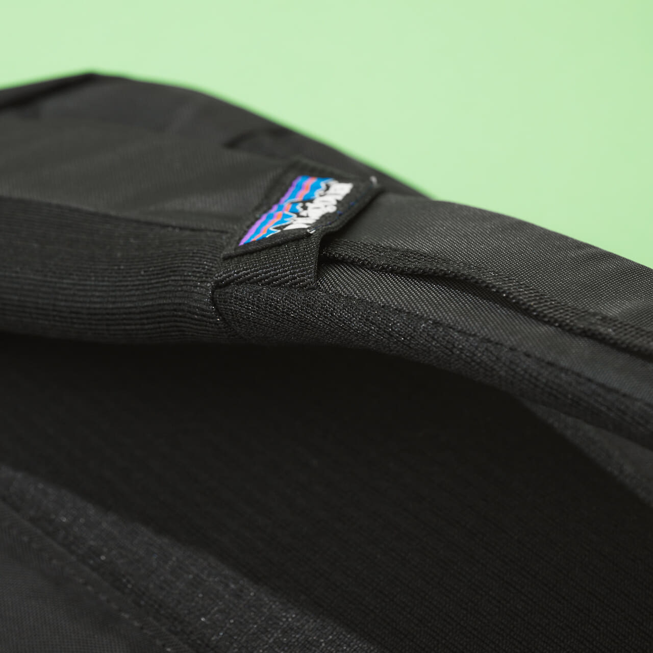 エディターが買ってよかったpatagoniaのアトム・デイパック 24Lのロゴタブの寄り