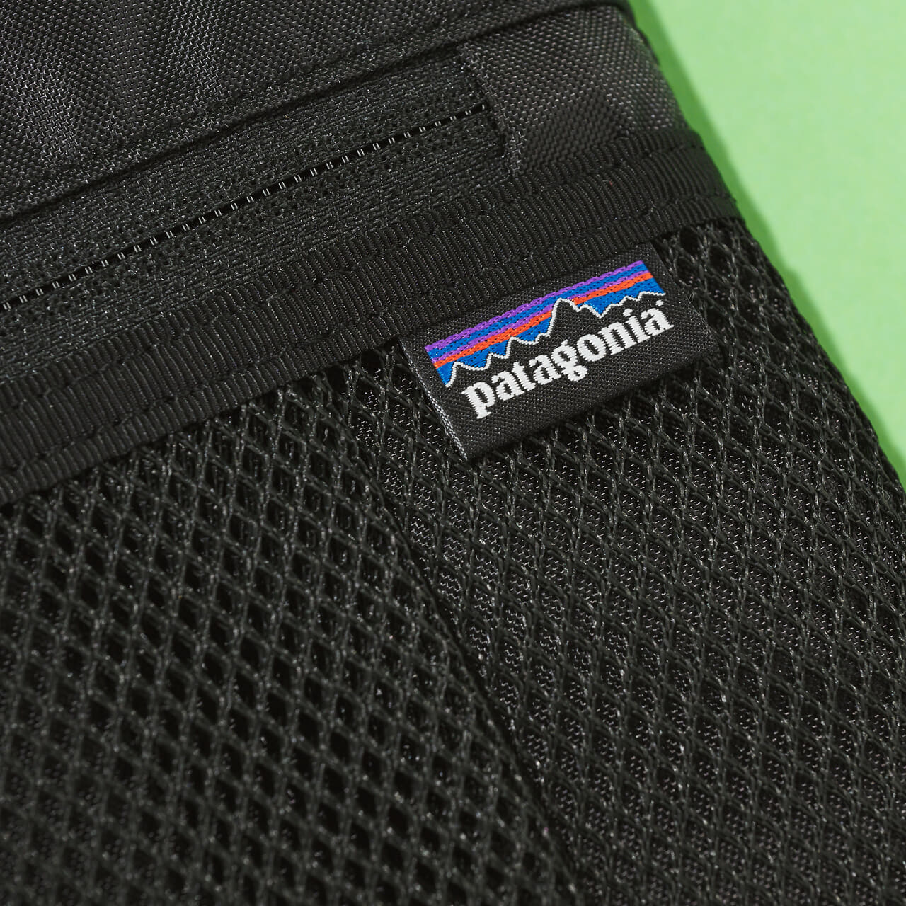 エディターが買ってよかったpatagoniaのアトム・デイパック 24LのPCケースのロゴタグ