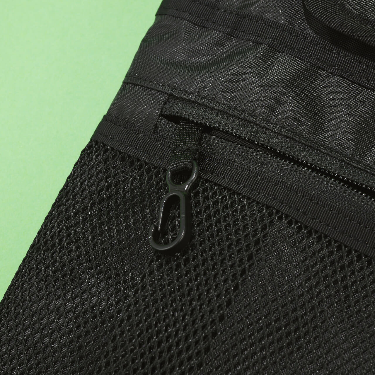 エディターが買ってよかったpatagoniaのアトム・デイパック 24LのPCケースのジップ