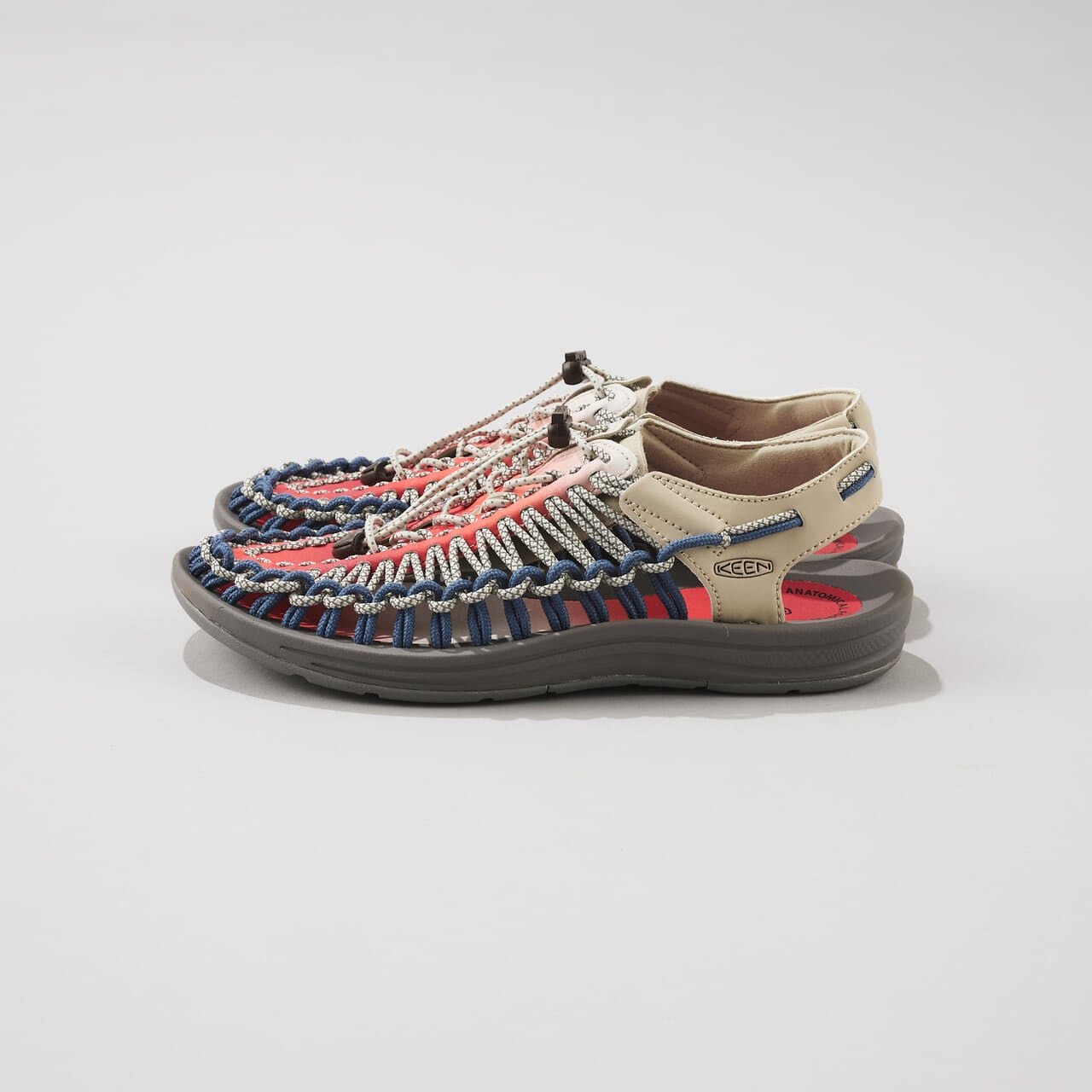 エディター愛用のキーンのアトモス別注サンダル/KEEN UNEEK AKAFUJIのサイド