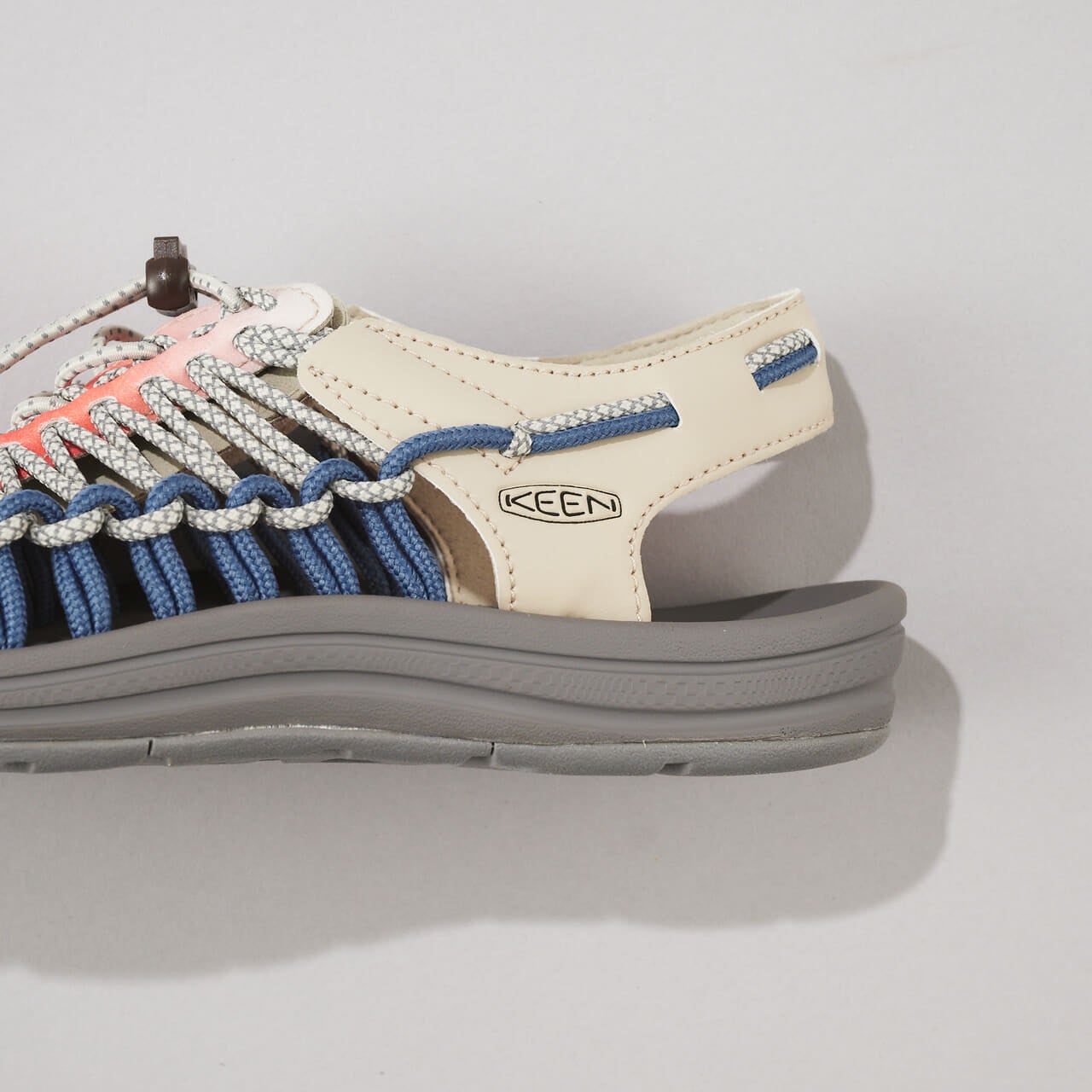 エディター愛用のキーンのアトモス別注サンダル/KEEN UNEEK AKAFUJIのヒールロゴ