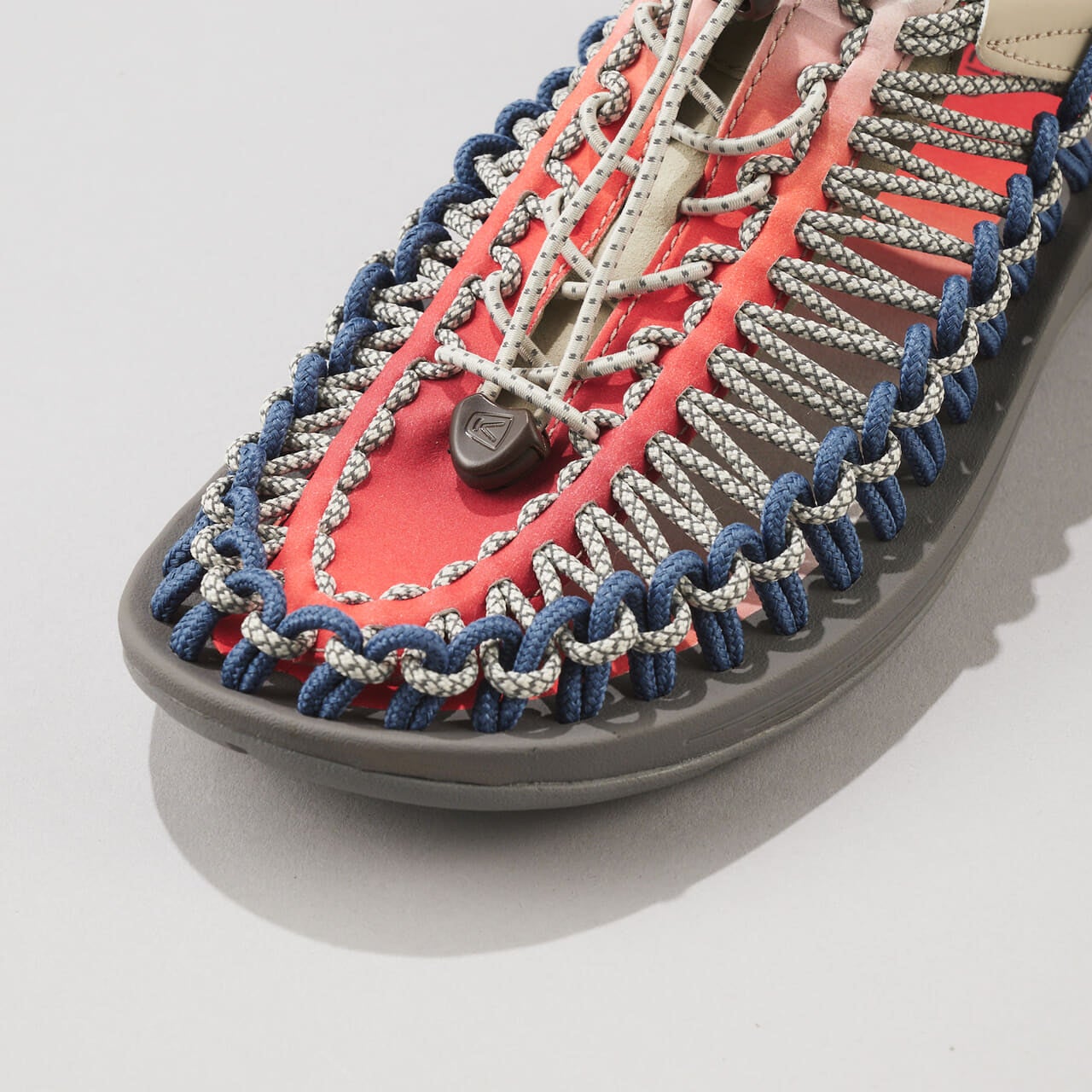 エディター愛用のキーンのアトモス別注サンダル/KEEN UNEEK AKAFUJIのトゥ寄り