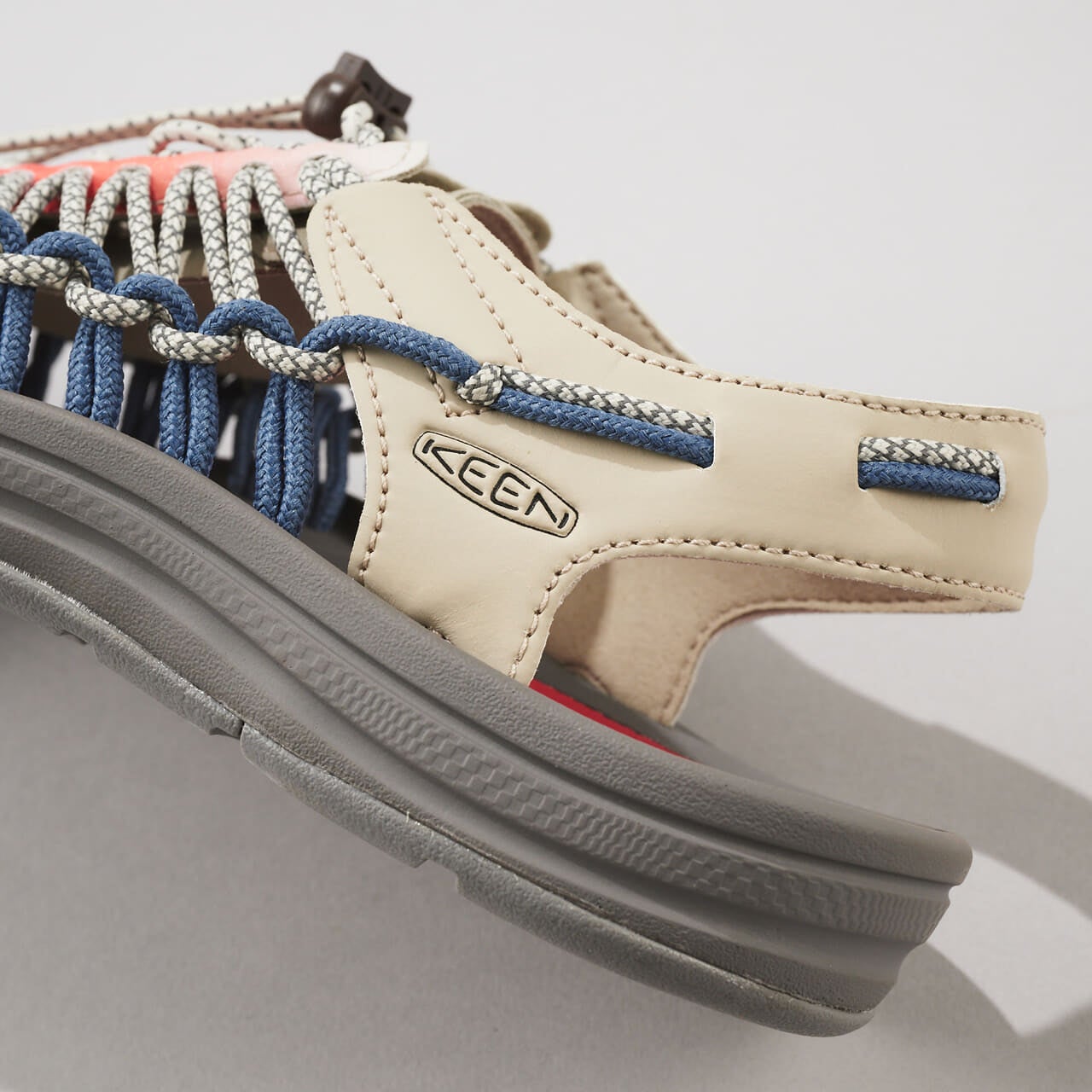 エディター愛用のキーンのアトモス別注サンダル/KEEN UNEEK AKAFUJIのヒール寄り