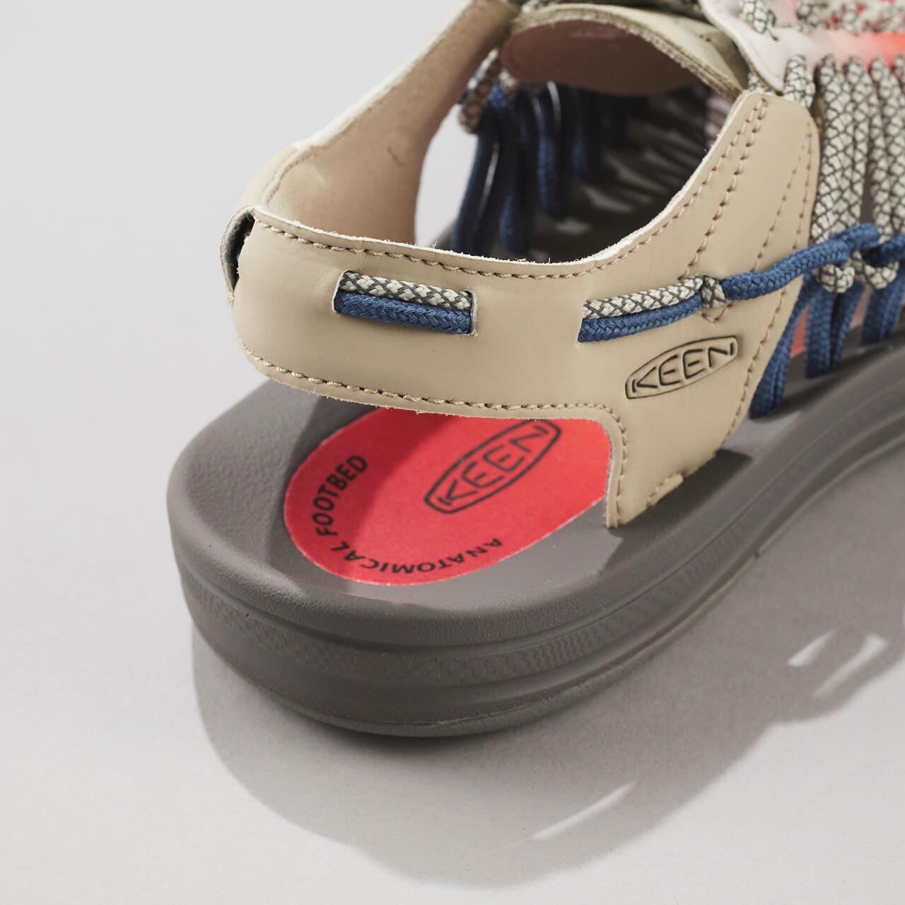 エディター愛用のキーンのアトモス別注サンダル/KEEN UNEEK AKAFUJIのヒール寄り3