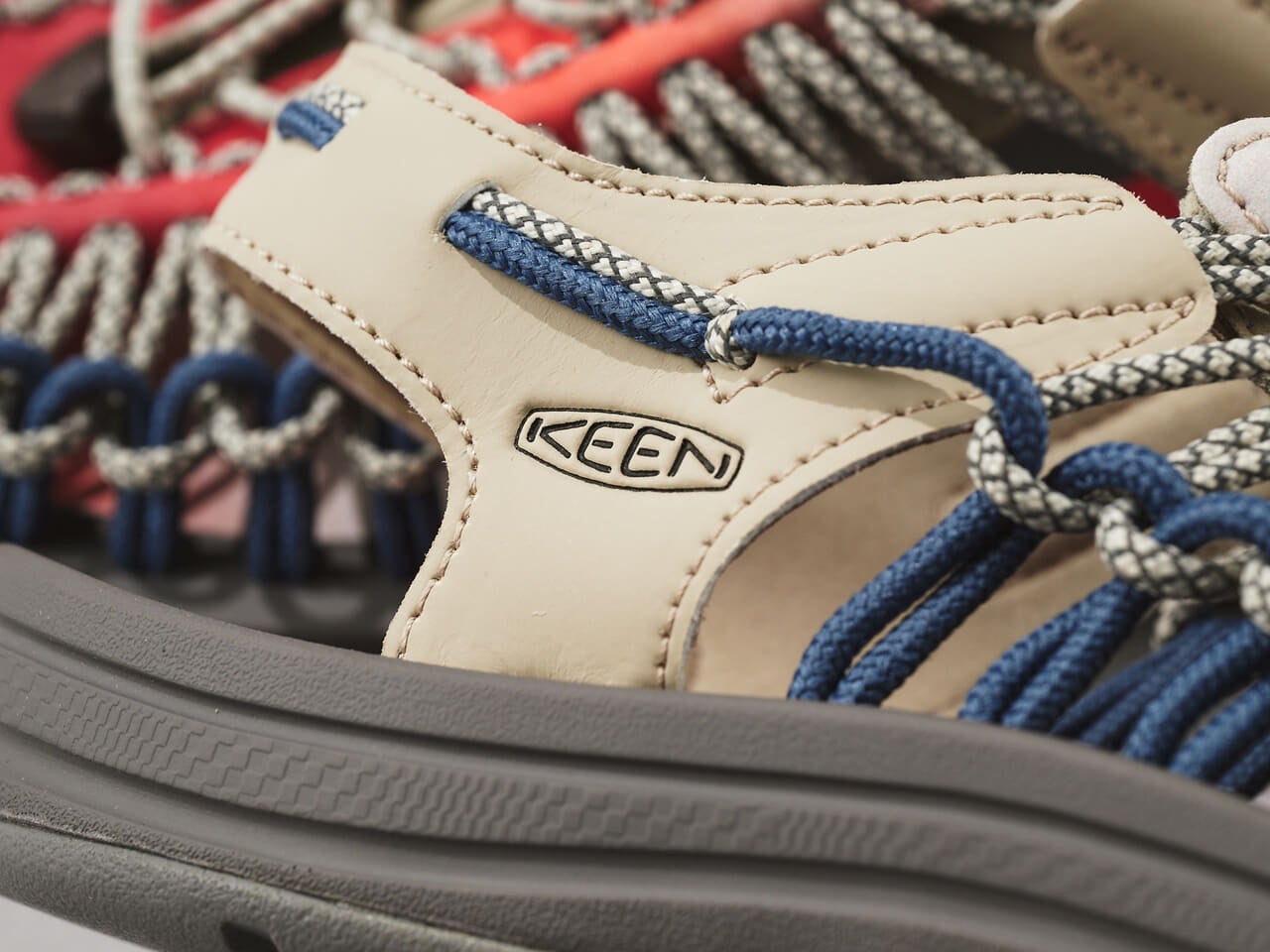 エディター愛用のキーンのアトモス別注サンダル/KEEN UNEEK AKAFUJIのサイドロゴ寄り