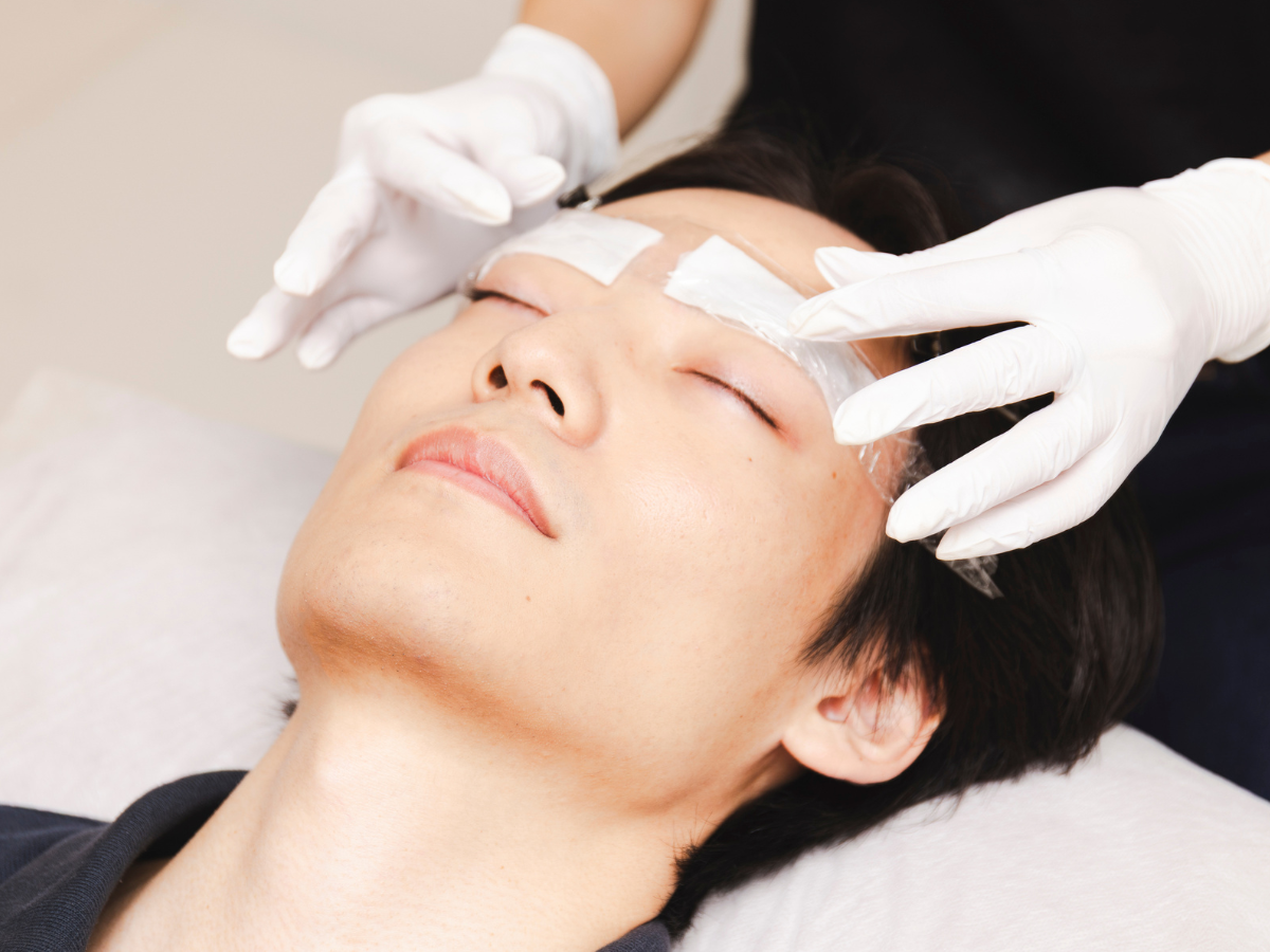 新宿の眉毛サロン「WAXYYY.TOKYO HBL」での施術の様子