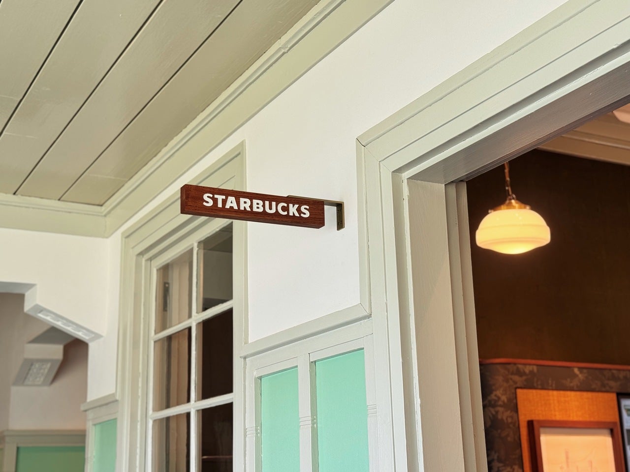 スターバックス コーヒー 横浜海の公園店内観1
