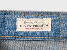 ありそうでなかった大人カラーの「リーバイス®」が「ビオトープ」限定で登場。インディゴデニムの表情を残しながらグレーオーバーダイを施した１本！