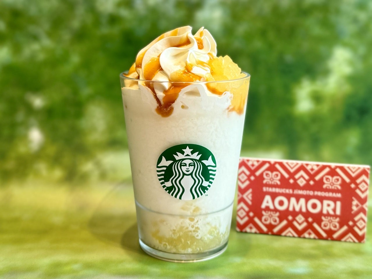青森限定スタバ「青森 やだらめぇりんご アーモンドミルク フラペチーノ&reg;」別背景