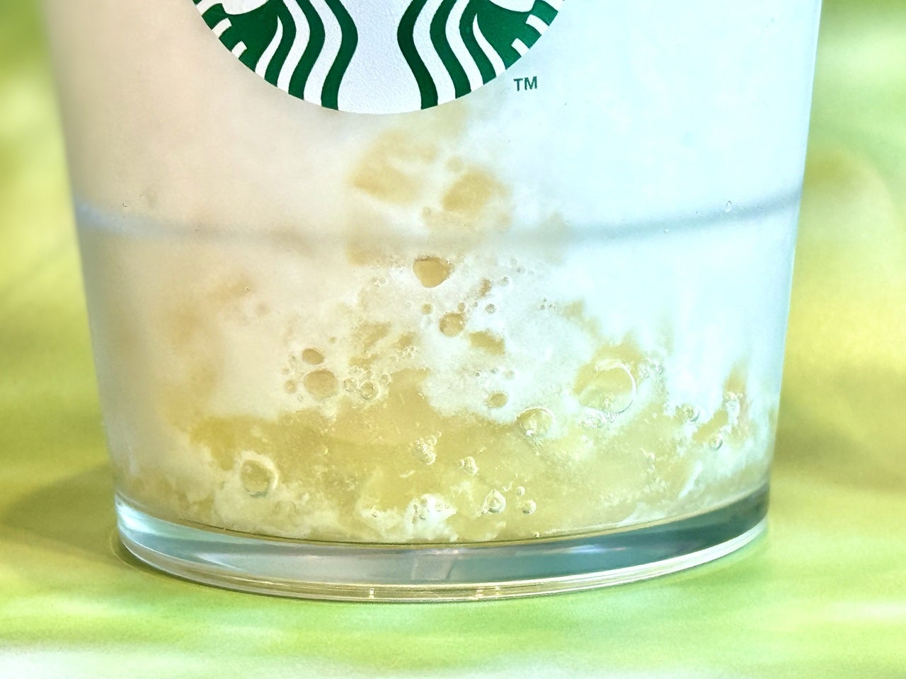 スタバ青森限定メニュー 青森 やだらめぇりんご アーモンドミルク フラペチーノ®」りんご果肉