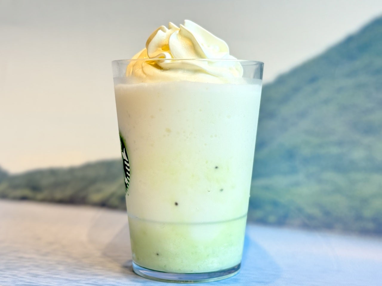 スタバ群馬限定「「群馬 やっぱし榛名山なんさ キウイ ヨーグルト フラペチーノ&reg;」別角度