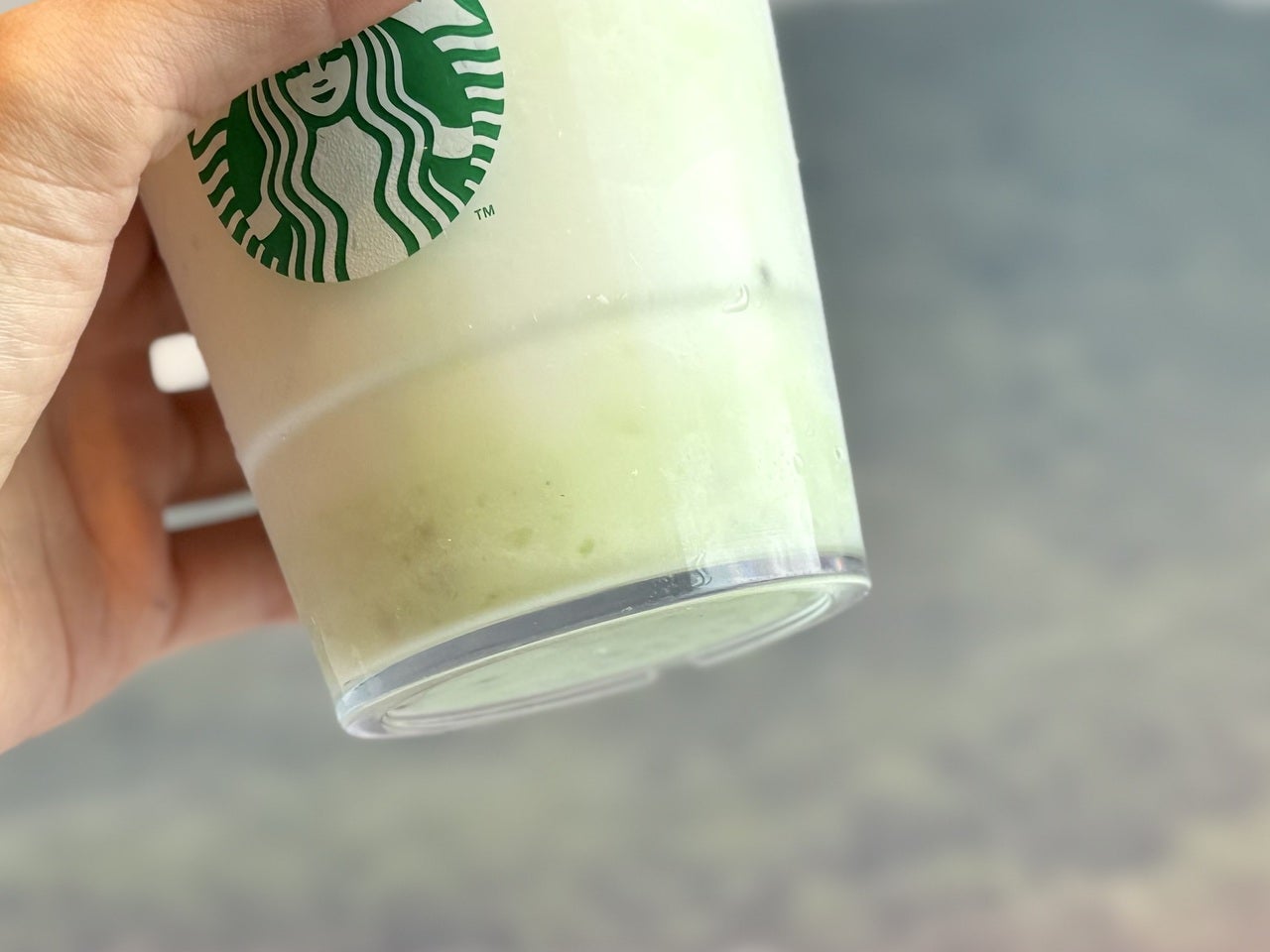 スタバ群馬限定群馬「 やっぱし榛名山なんさ キウイ ヨーグルト フラペチーノ&reg;」カップ下部