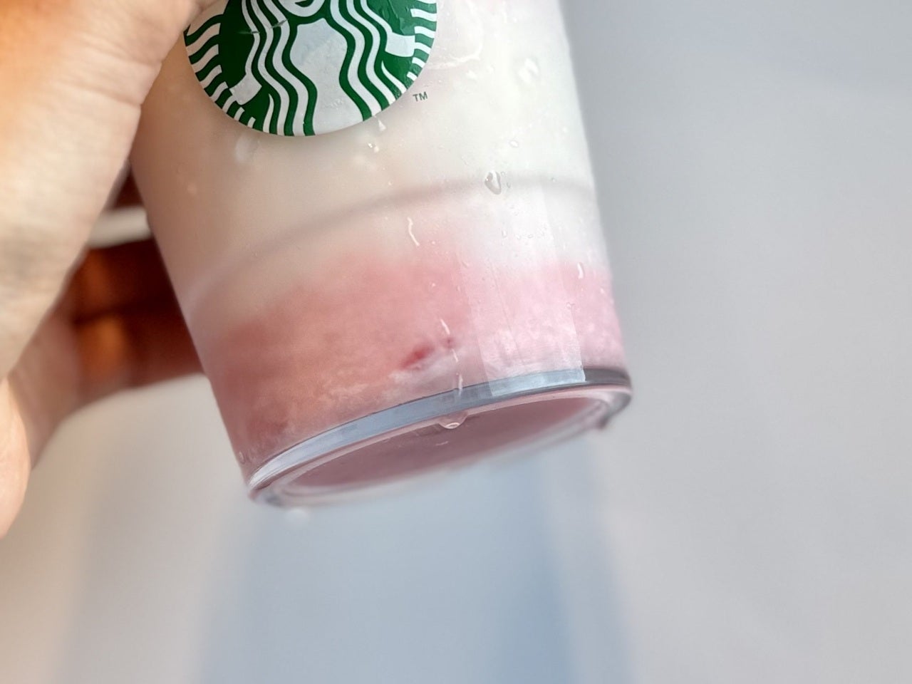 スタバ群馬限定「群馬 やっぱし赤城山なんさ ストロベリー ヨーグルト フラペチーノ&reg;」カップ下部のストロベリーソース