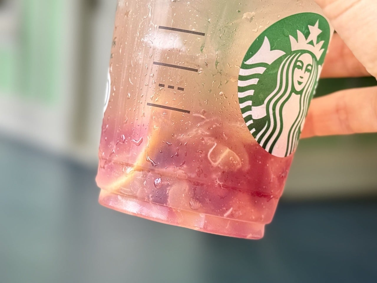 スタバ新作「チラックス ソーダ 巨峰」ゼリーや果肉