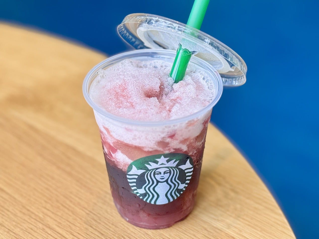 スタバ新作「芳醇 巨峰 フローズン ティー」上から