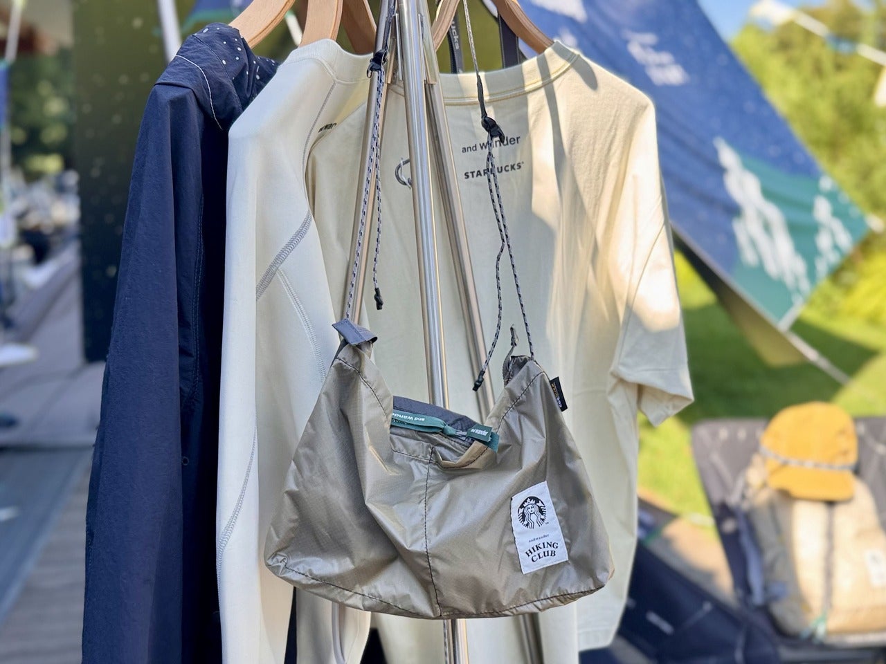 and wander + STARBUCKS Sil サコッシュ グレージュ 全体イメージ