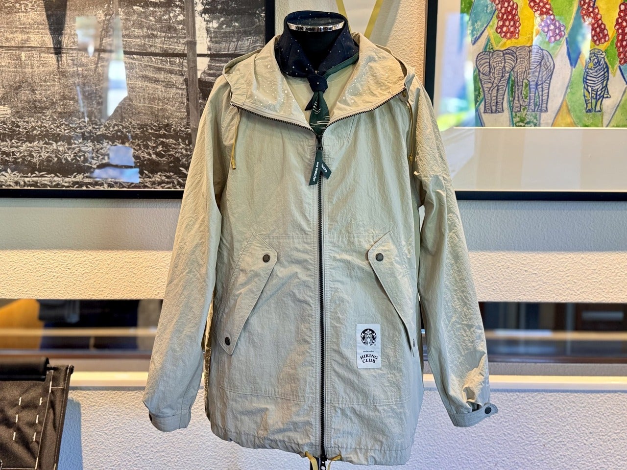 「and wander +STARBUCKSナイロンタフタフーディージャケット アイボリー」