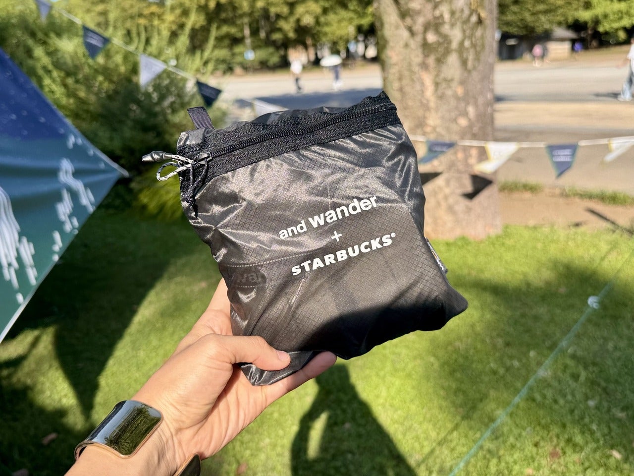「and wander + STARBUCKS Silデイパックグレージュ」畳んだ様子