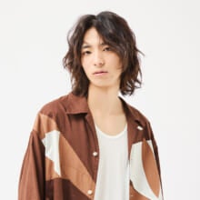 狙う質感は“ニュートラル”。パーマと好相性なミディアムレイヤー【東京最旬ヘアカタログ】