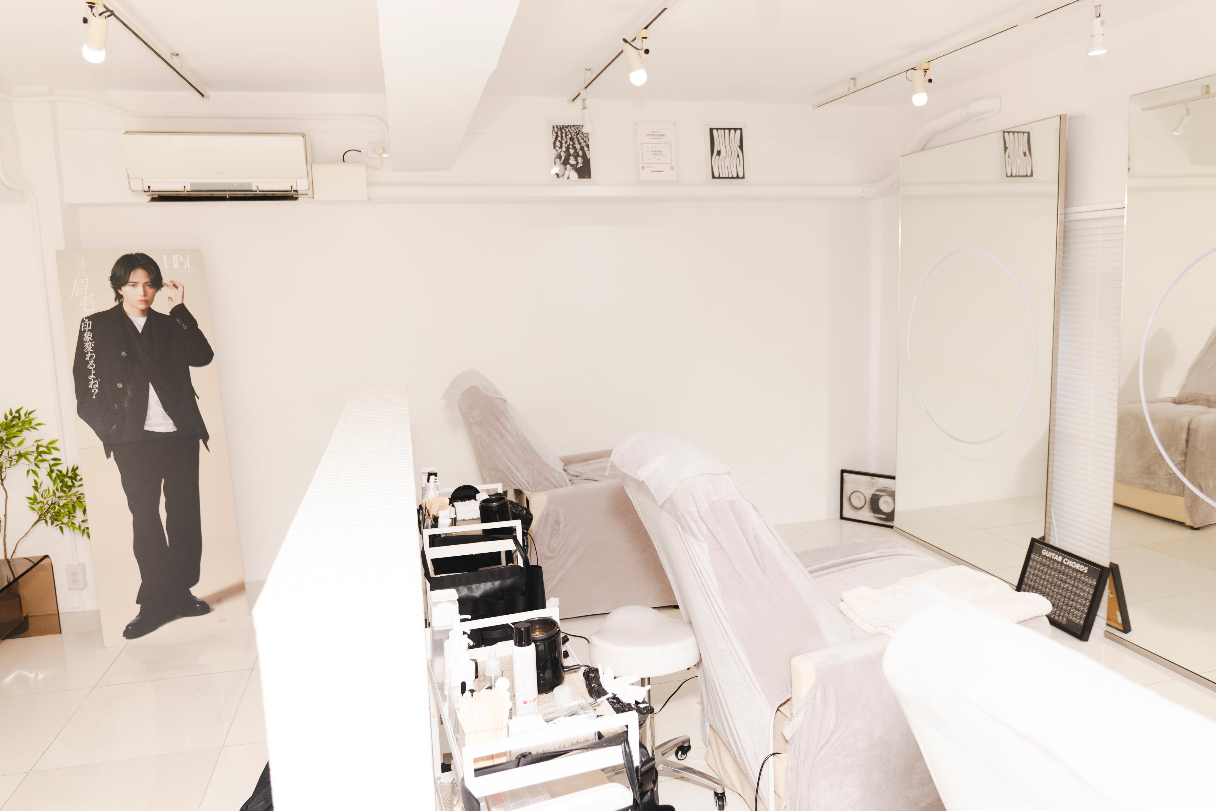新宿の眉毛サロン「WAXYYY.TOKYO HBL」の店内