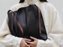 「アイム メン(IM MEN)」から新バッグシリーズ『LEATHER PLEATS』が登場。プリーツの重なりを落とし込んだデザインに注目！