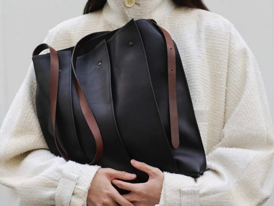「アイム メン(IM MEN)」から新バッグシリーズ『LEATHER PLEATS』が登場。プリーツの重なりを落とし込んだデザインに注目!