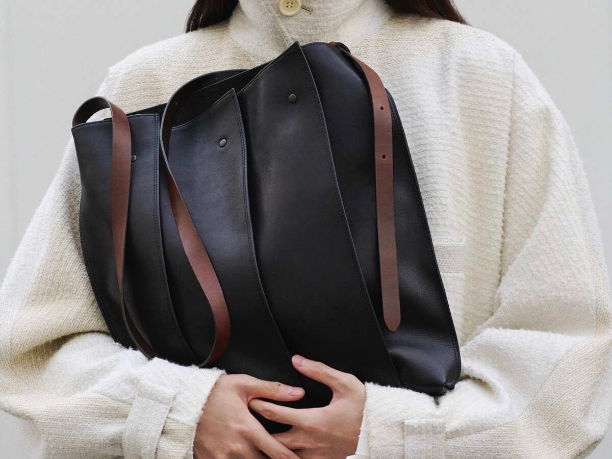 「アイム メン(IM MEN)」から新バッグシリーズ『LEATHER PLEATS』が登場。プリーツの重なりを落とし込んだデザインに注目！