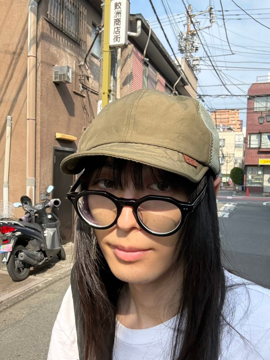 メガネをかけた海谷遠音