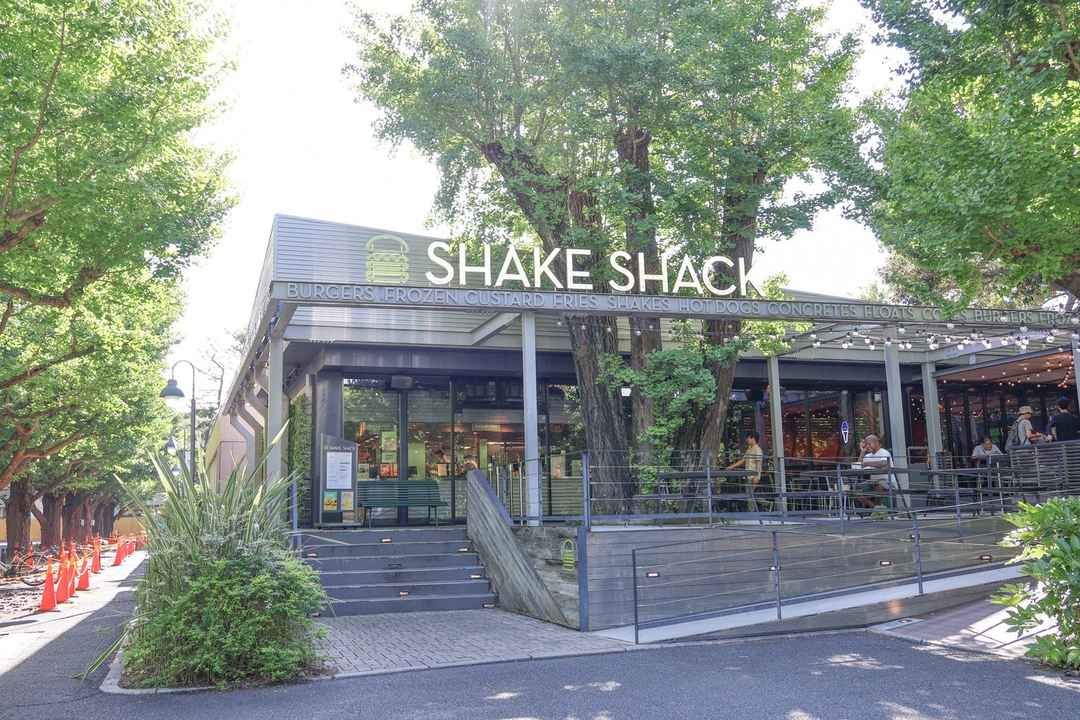 シェイクシャック 外苑いちょう並木店の外観