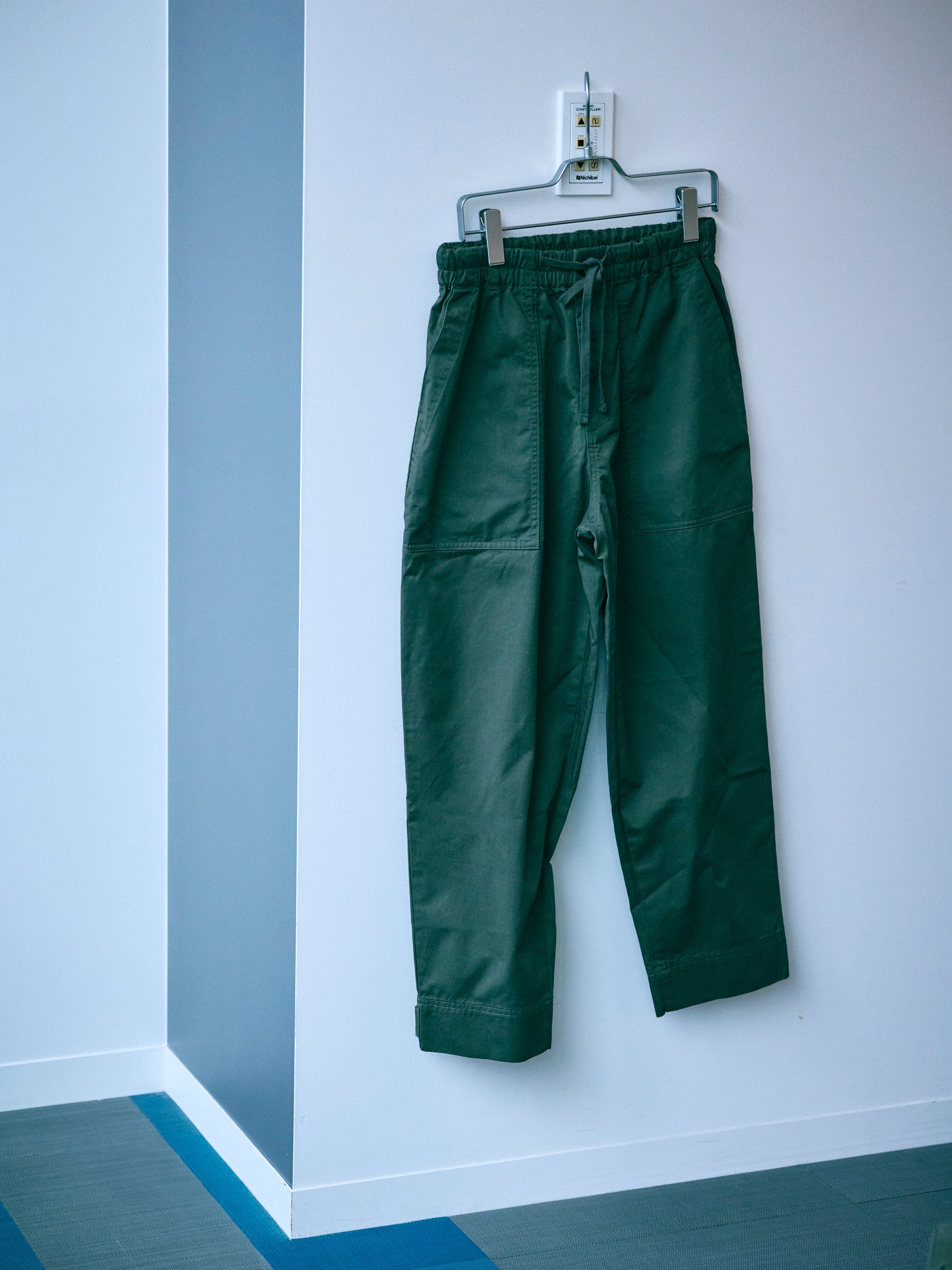 3.〈JOURNAL STANDARD relume〉のテーパードパンツ1