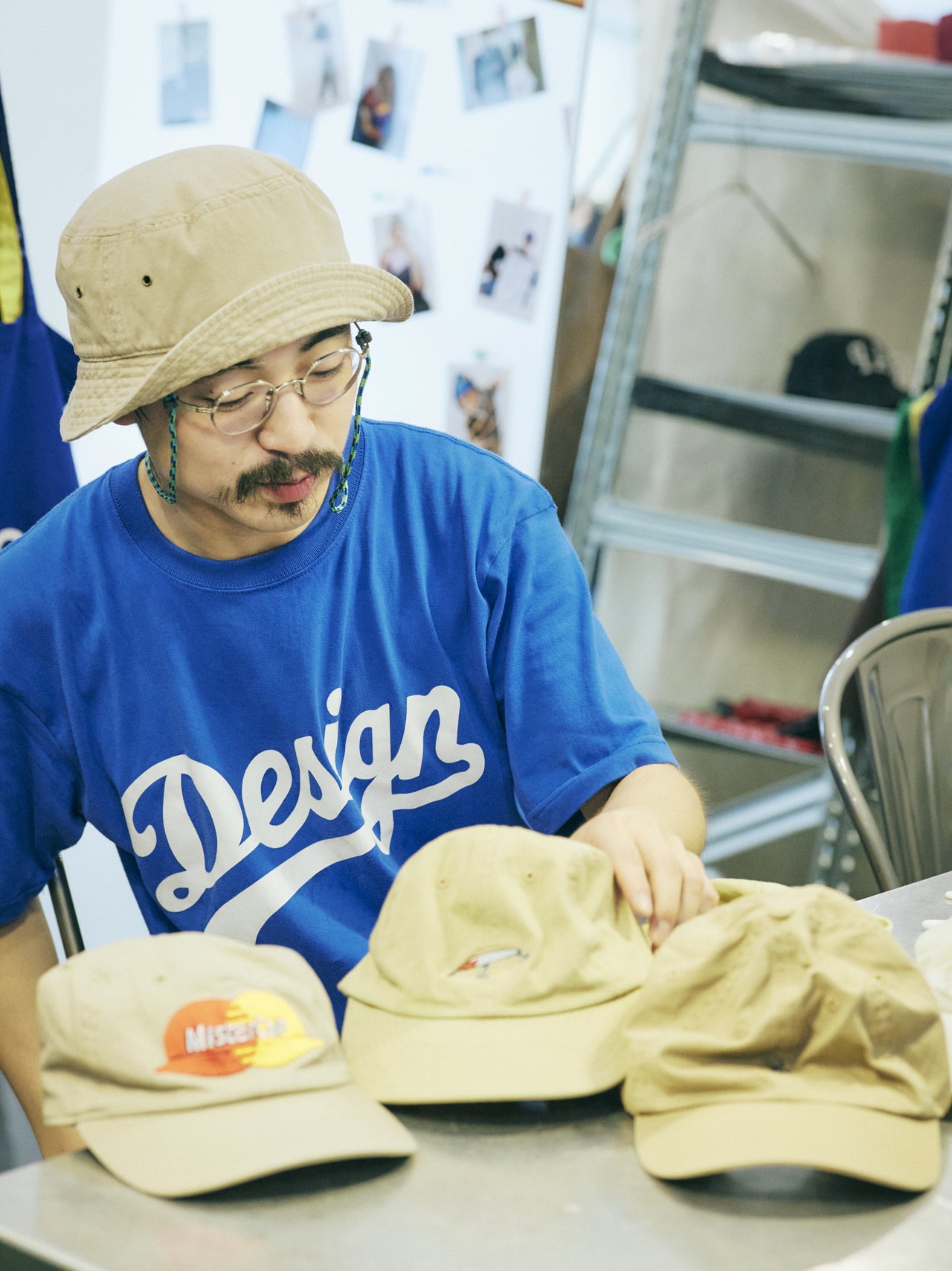 フリーランス ディレクター石黒晴輝さんの「マイ定番名品３」のベージュ系のキャップと石黒さん