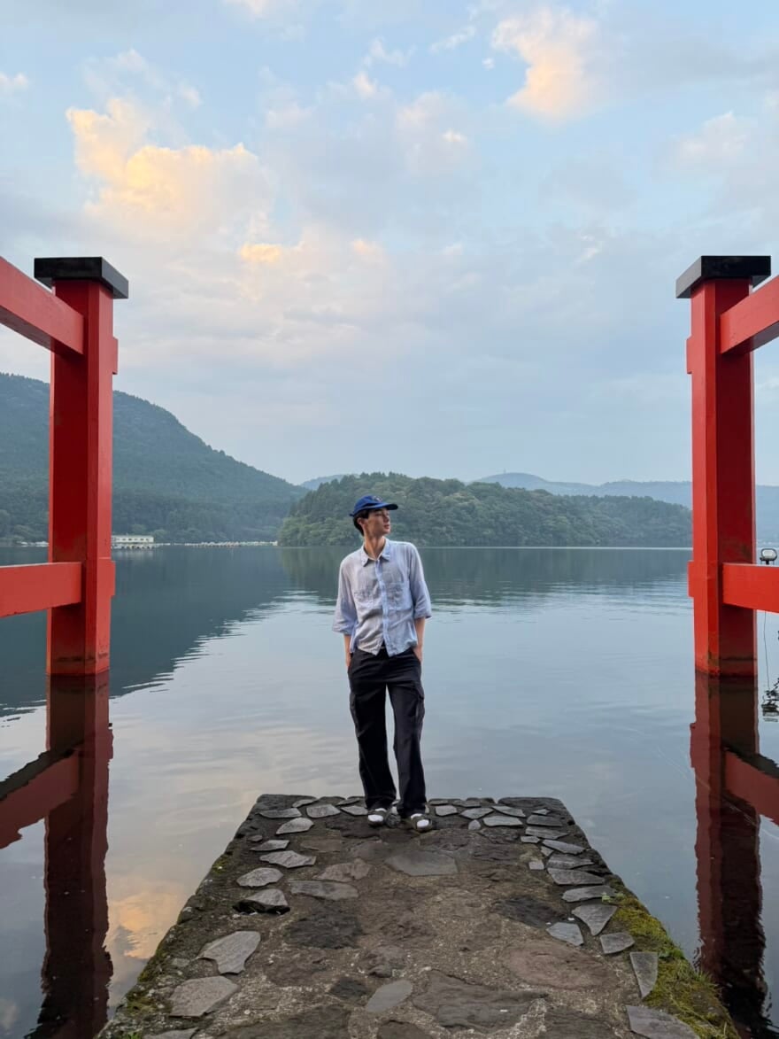 水辺に立つ 栄莉弥