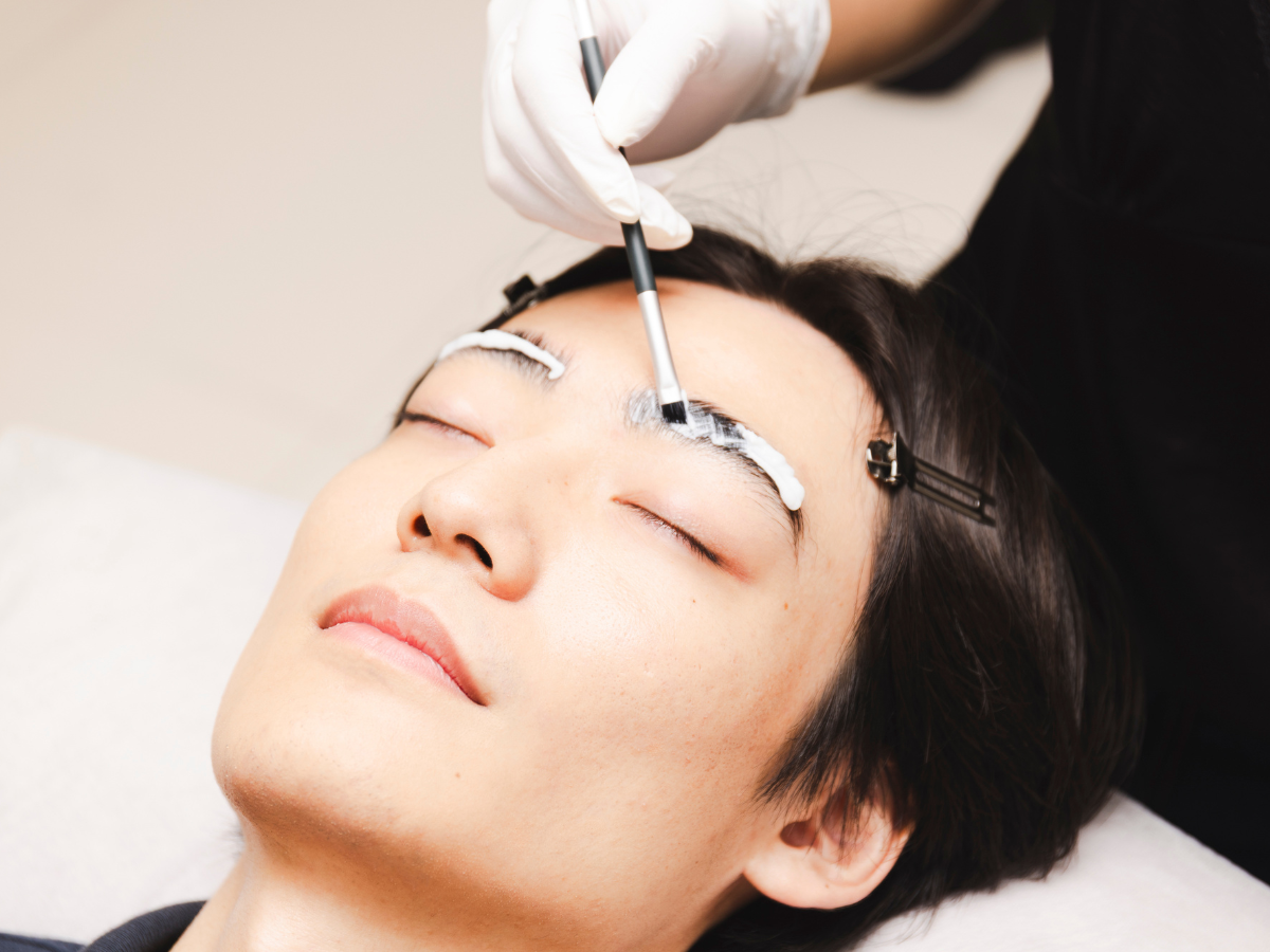 新宿の眉毛サロン「WAXYYY.TOKYO HBL」での施術の様子